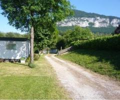 Petit camping familial à la campagne vue montagnes