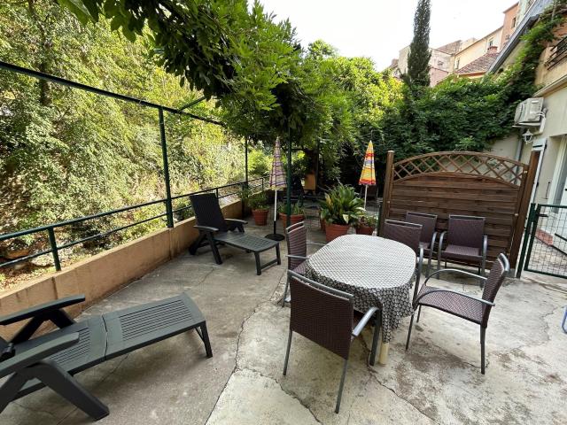 F2 à 200m des thermes avec terrasse
