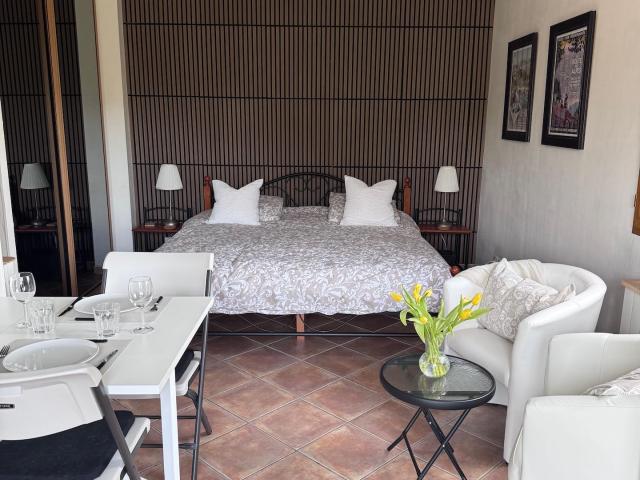 Studio moderne à seulement 7 minutes à pied des thermes, avec entrée privée.